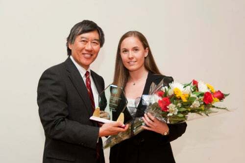 Lindsay Wohlers, the 2012 award winner for outstanding graduate student with President Loh.